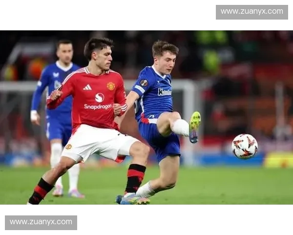 曼联热刺鏖战英超赛场 强强对决引爆球迷激情